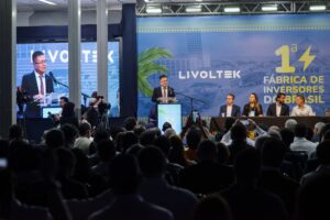 Cheng Rui, CEO da Livoltek Power Brasil, faz seu discurso cerimonial